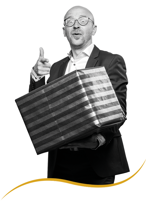 Kontakt zu Schmid & Co. aufnehmen Werner Schmid von Schmid & Co. hält ein Geschenk für seine Kunden:innen in der Hand. Du bist auf der Seite Kontakt.